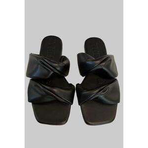 NEW THEMOIRÈ women's leather sandal in black